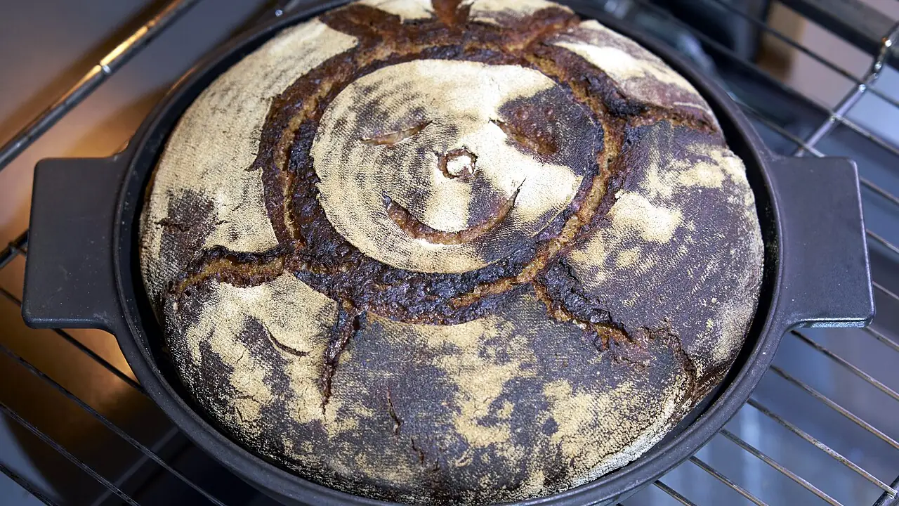 Sauerteigbrot mit kräftiger Kruste